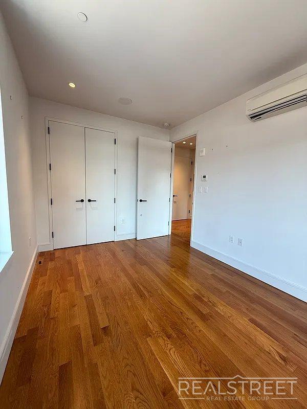 Building Photo - 2 Bed 1 bath - Luxury building -