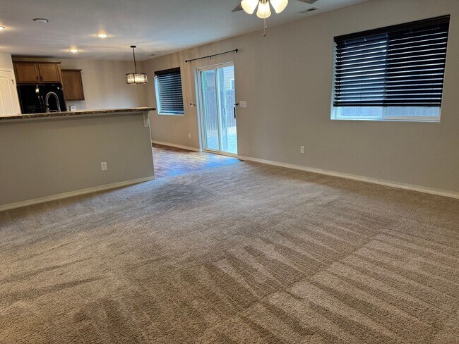 Foto del edificio - Everything you need! 3 bed/2.5 bath, 2-car garage