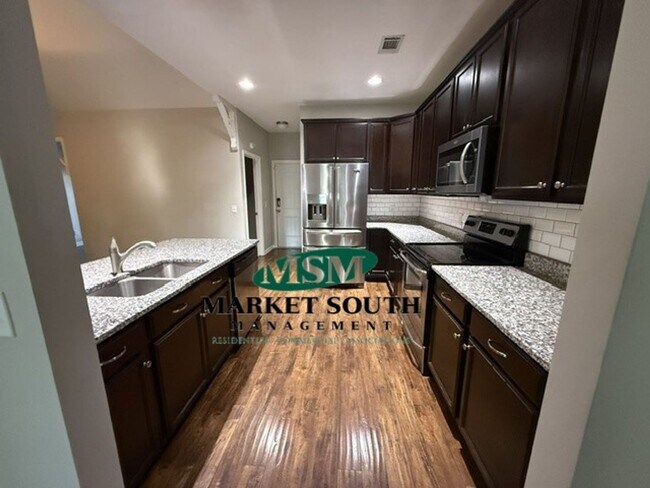 Foto del edificio - 136 Waverly Way