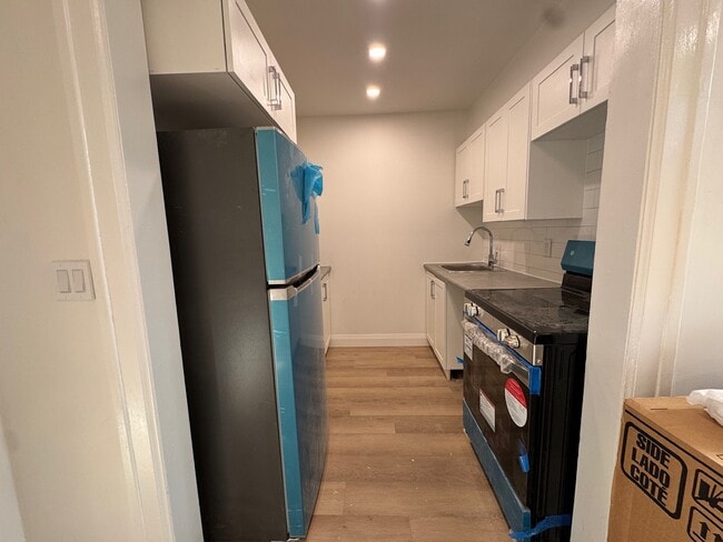 Building Photo - Freshly Renovated Bachelor Apartment