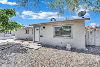 Building Photo - 1050 E Hassett Ave