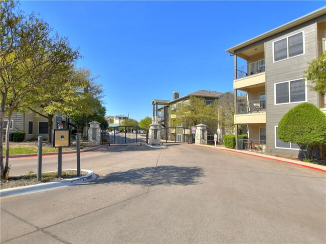 Foto del edificio - 2320 Gracy Farms Ln