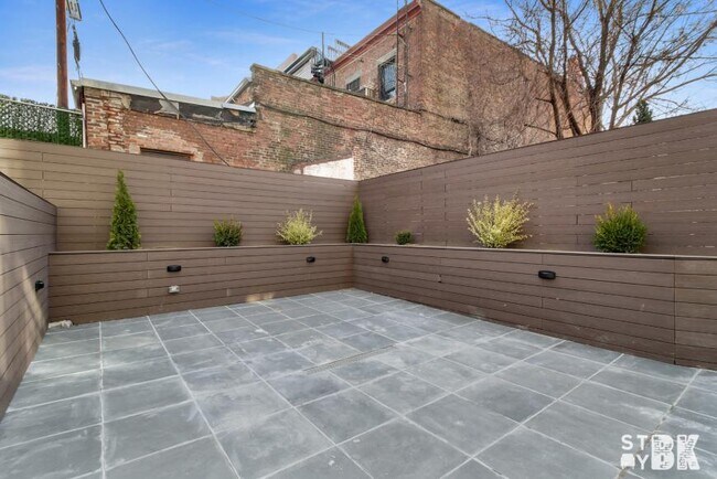 Foto del edificio - 2 bedroom in BROOKLYN NY 11205