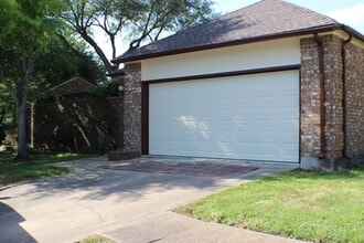 Building Photo - 16723 Clear Oak Way