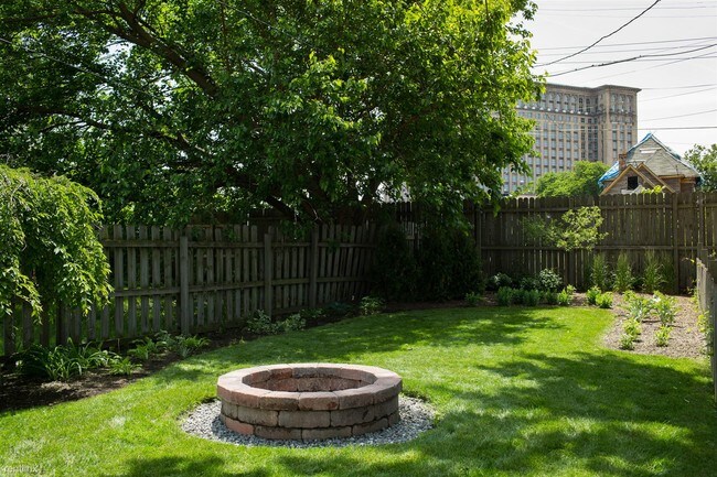 Building Photo - 2 br, 1 bath  - 2231 Wabash St