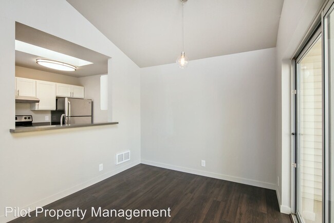 Building Photo - 9512 Interlake Ave N