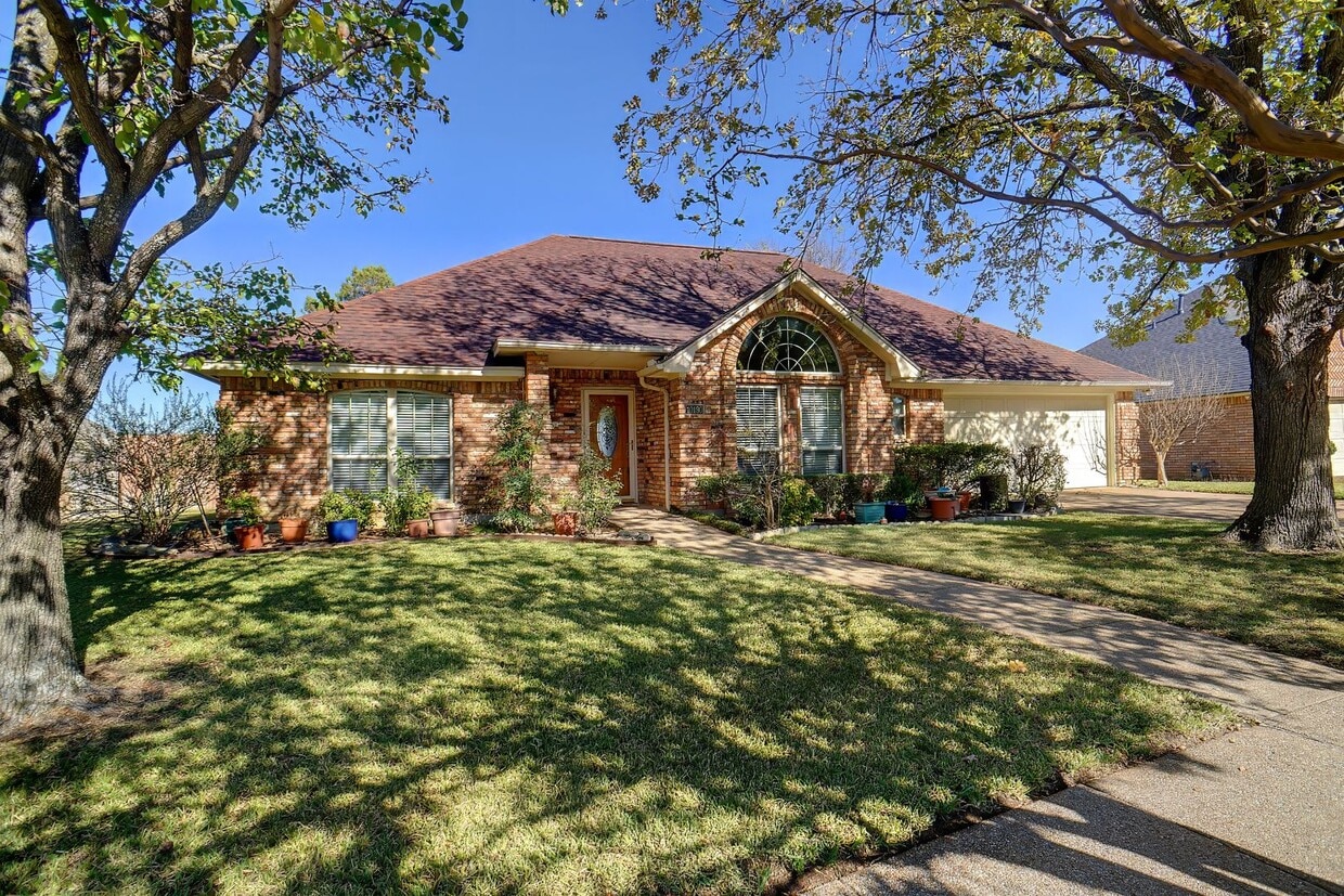 Foto principal - Beautiful Benbrook Home on Quarter Acre