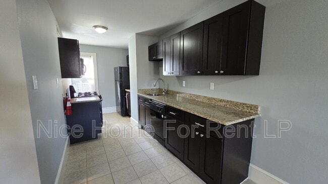 Foto del edificio - 64 Simpson Ave