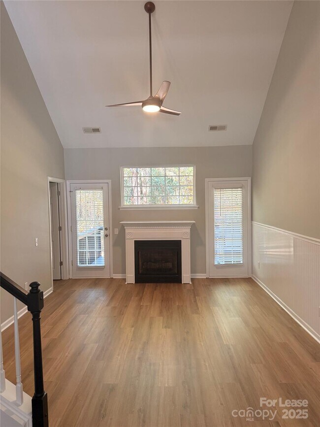 Foto del edificio - 1010 Eagles Nest Ln