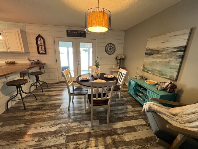 Building Photo - Slice of Paradise: 3-Bedroom, 2-Bathroom F...