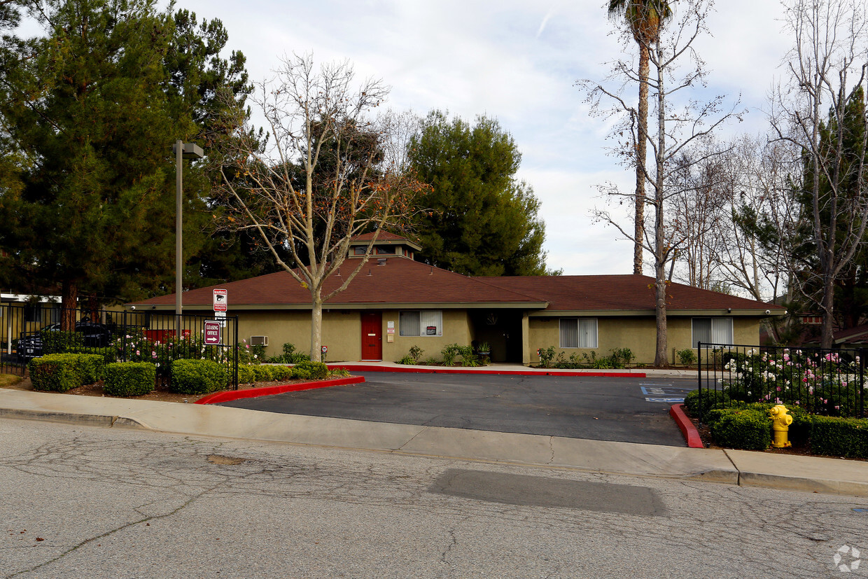 Primary Photo - Parkside Apartments