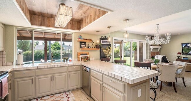 Building Photo - 101 W Tierra Buena Ln