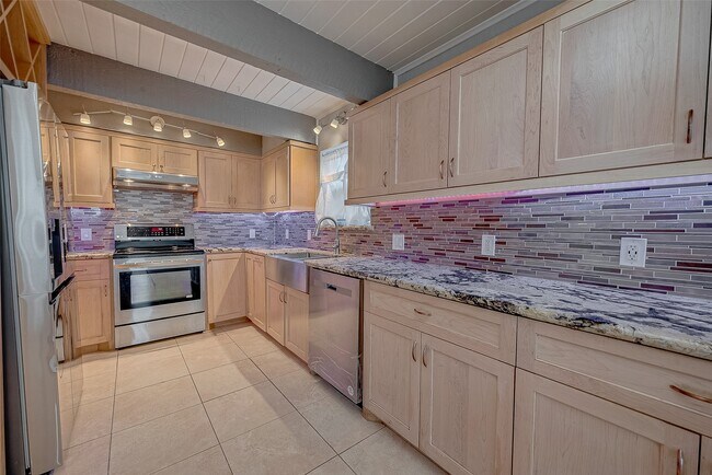 Foto del edificio - 6311 Crestside Dr