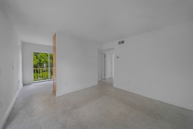 Building Photo - 528 SW 6th St