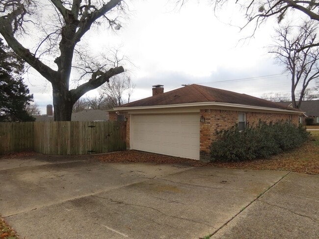 Foto del edificio - Expansive 3/2 Home in Tyler w/Additional Den and Living Room!