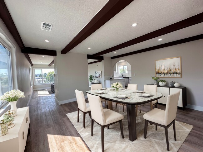 Comedor - 770 W 2nd St