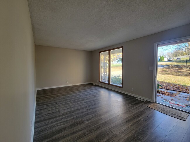 Building Photo - Newly Renovated 4 bedroom, 2.5 bath all br...