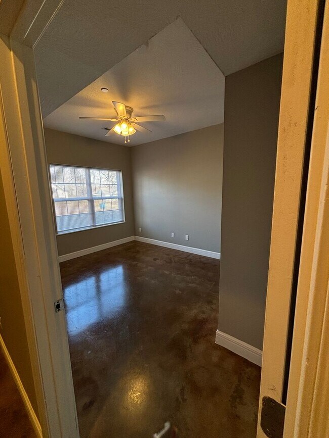 Building Photo - 1316 E Blaine St