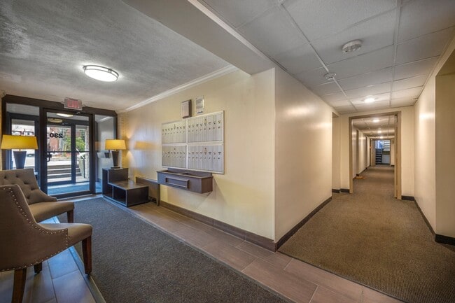 Building Photo - 1-bedroom w/H&HW * 556sf * One Block to BU