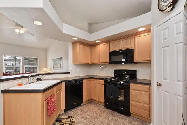 Foto del edificio - 1/2 OFF FIRST MONTHS RENT! Fantastic Home ...