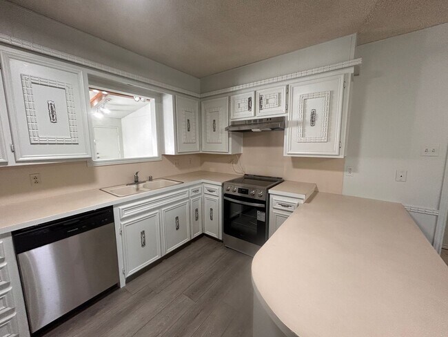 Foto del edificio - Freshly updated 3/2/2 close to shopping an...