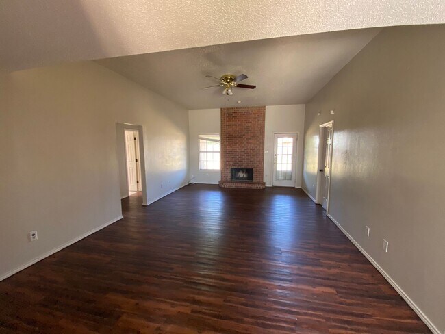 Building Photo - Beautiful recently remodeled 4 Bedroom 2 B...