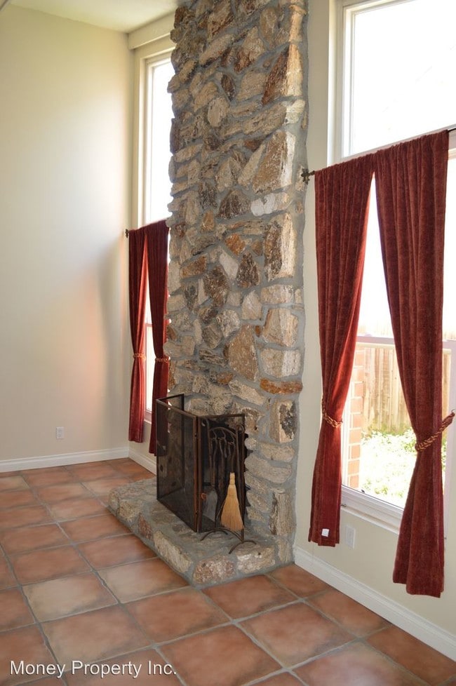 Building Photo - 4 br, 2 bath Apartment - 679 Rivera Street