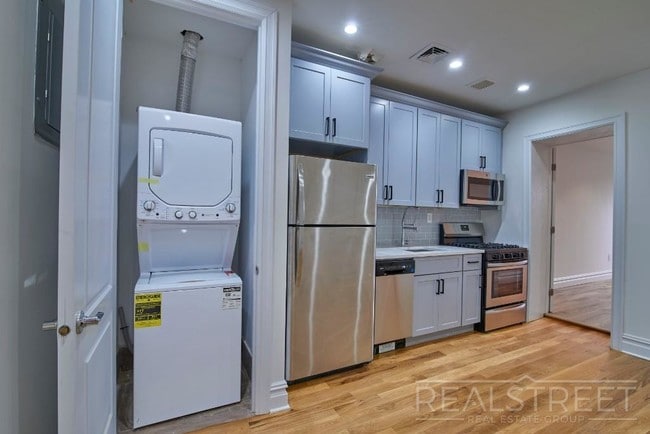 Foto del edificio - NO FEE! NEW 3 BED floor-thru in Bed Stuy Brownstone + in unit W/D!