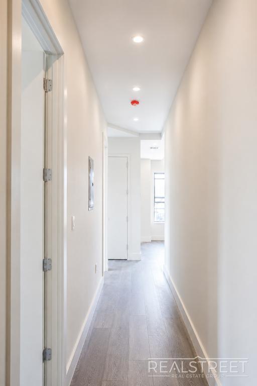 Building Photo - Stunning Large 2 Bed in Crown Heights