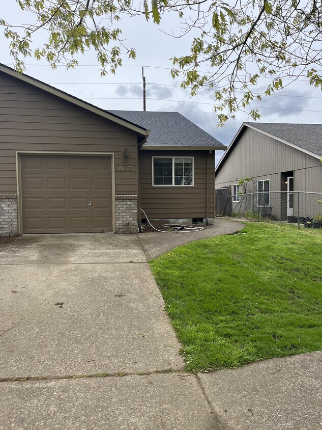 Foto principal - 873 NW Meadows Dr