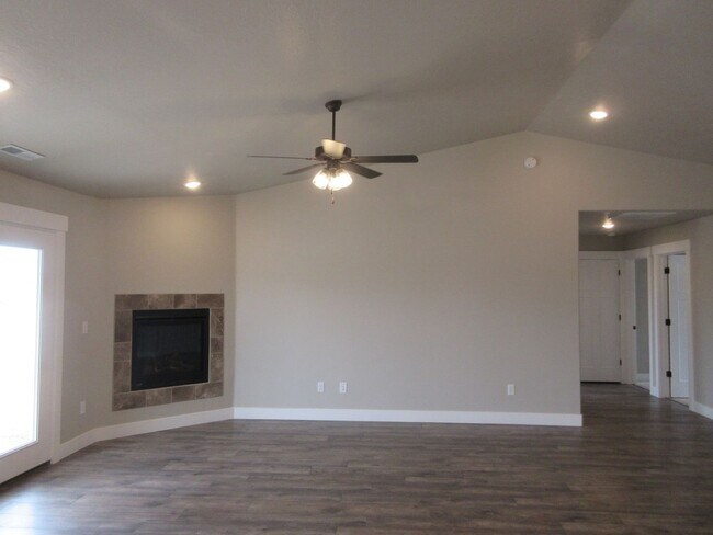 Foto del edificio - Newer 3 bedroom, 2 bath, one level home in Sycamore Trail