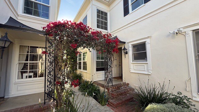 Patio - Apartamento en la planta superior - 530 N Sycamore Ave