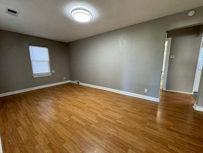 Building Photo - $1,195.  Cute!  Huge fenced back yard!