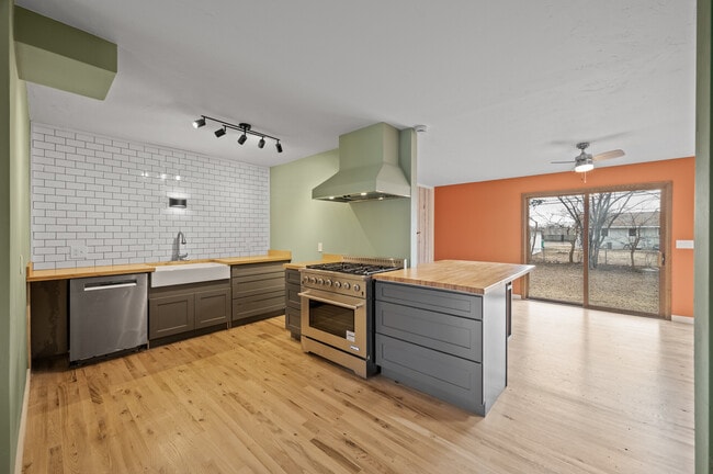 Building Photo - 5616 Nevada Ave N