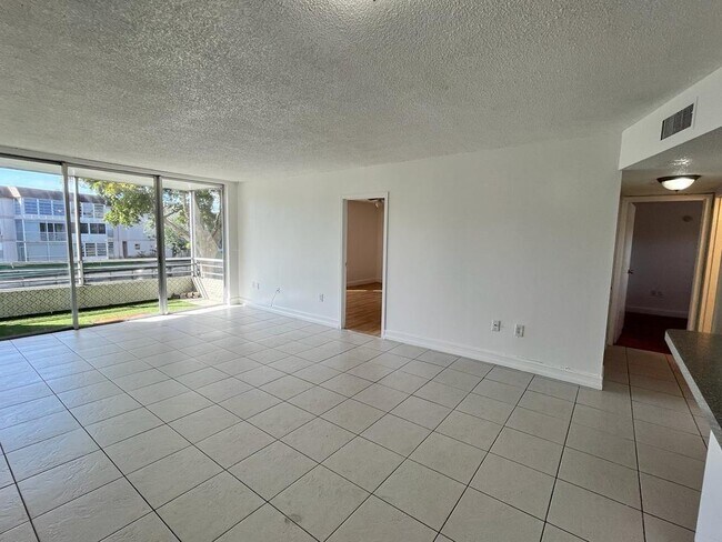 Foto del edificio - 8321 Sands Point Blvd