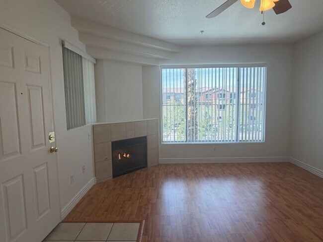 Foto del edificio - GUARD GATED TOP FLOOR PRIVATE 1 BED CONDO FEATURING A DETACHED 1 CAR GARAGE