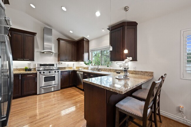 Foto del edificio - 6861 E 10th St