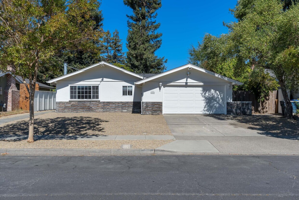 Foto principal - 4 bed/ 3 bath Single-Family Home in North ...