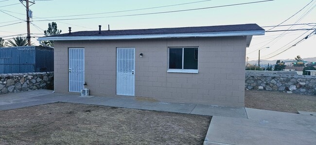 Building Photo - 2600 Aurora Ave