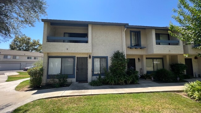 Foto del edificio - Charming 4 Bed 3 Bath Brea Townhome with P...