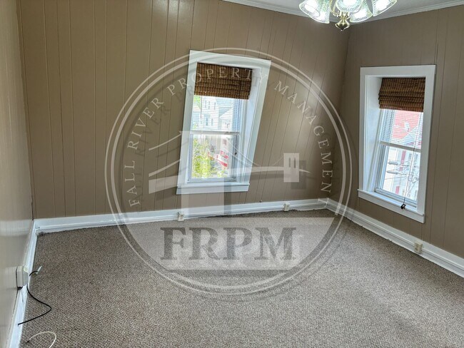Building Photo - 557 Slade St