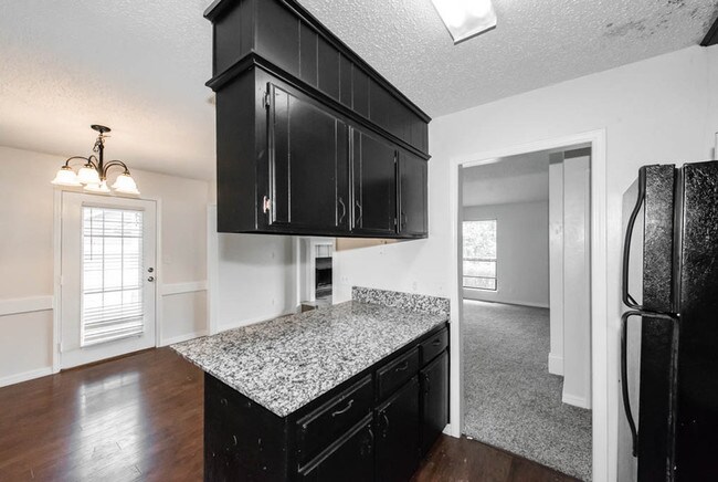 Building Photo - 637 Earthside Dr