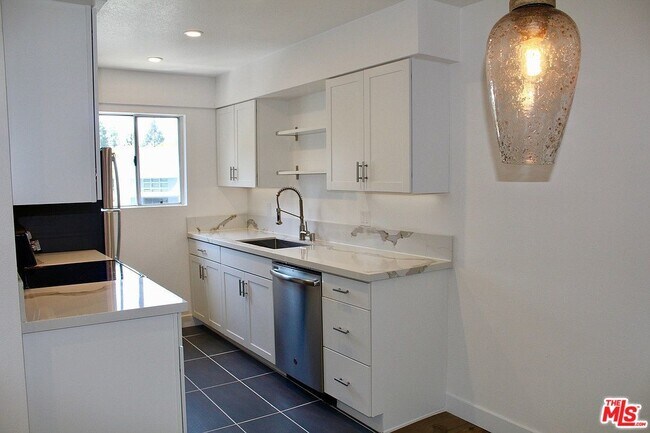 Building Photo - 1547 N Edison Blvd