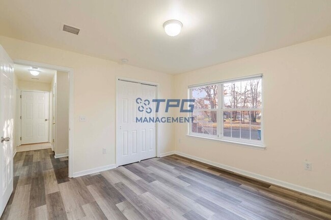 Building Photo - 33 Viking Ave