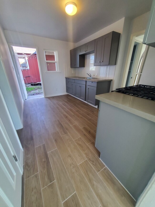 Building Photo - 814 Louise St