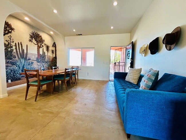 Building Photo - Gorgeous, renovated home on 2 acres in quiet neighborhood.