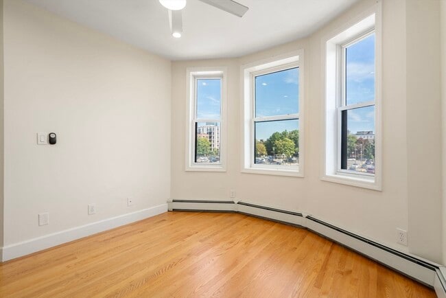 Building Photo - 45 Thorndike St