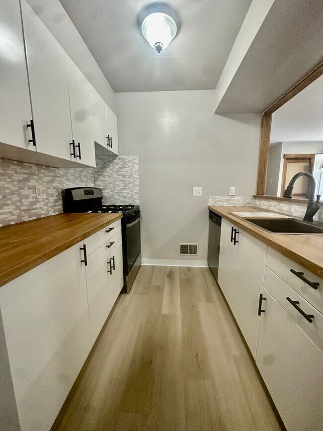 Foto del edificio - Open-Concept 3BR Condo with Finished Basement in Canton