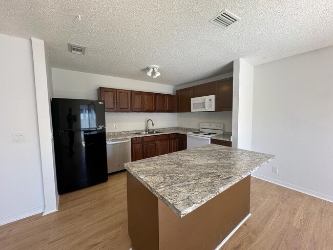 Building Photo - 556 Holly Dr