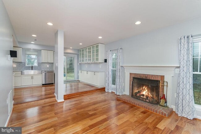 Building Photo - 15090 Holleyside Dr
